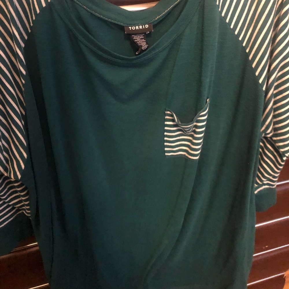 Shirt with quarter sleeves